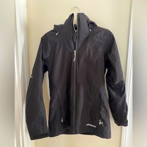 LIKE NEW! Black Patagonia ski coat w/ insulted removable & reversible jacket. XS